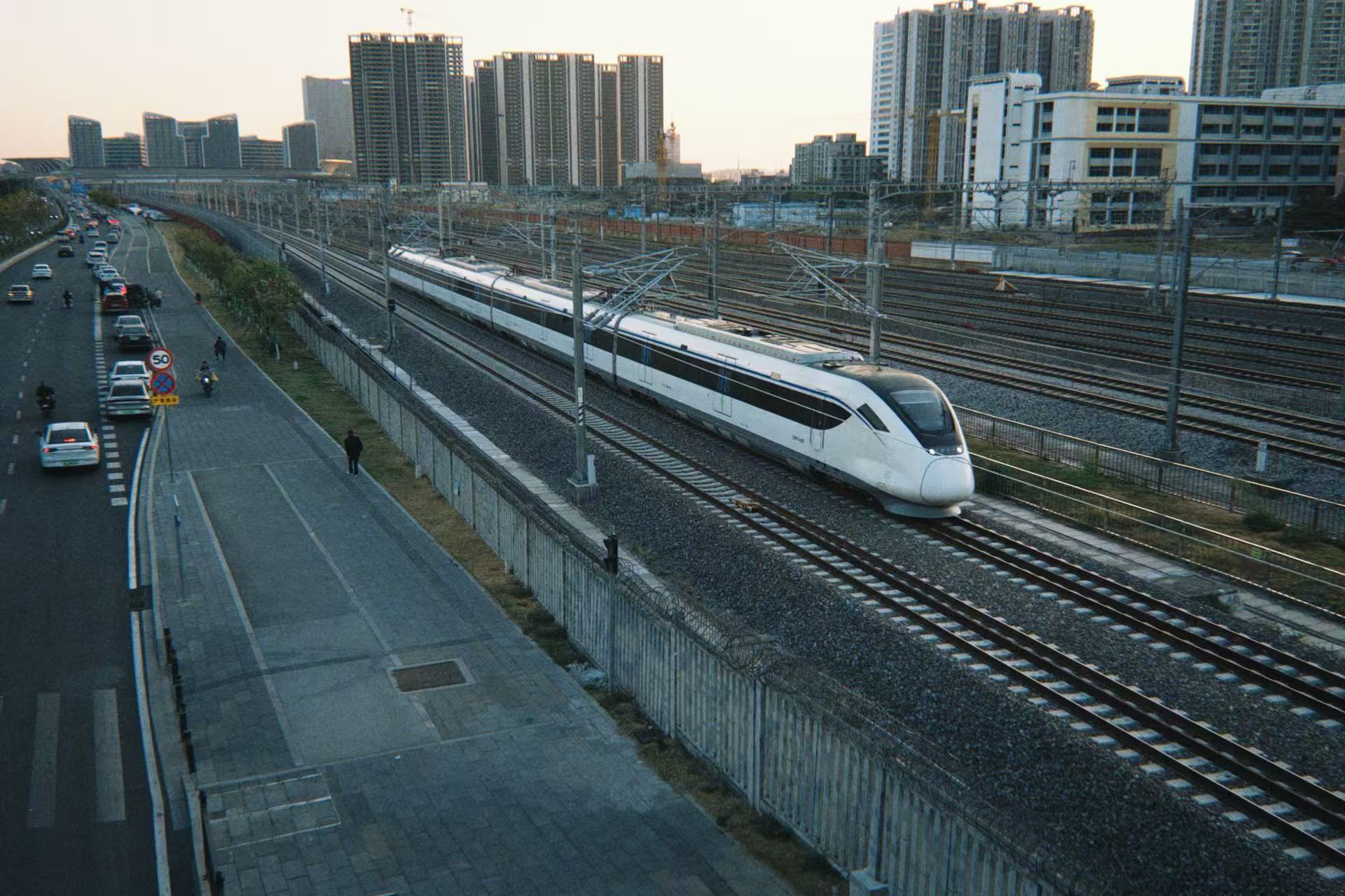 广清城际铁路南延线列车-管俊鸿.jpg